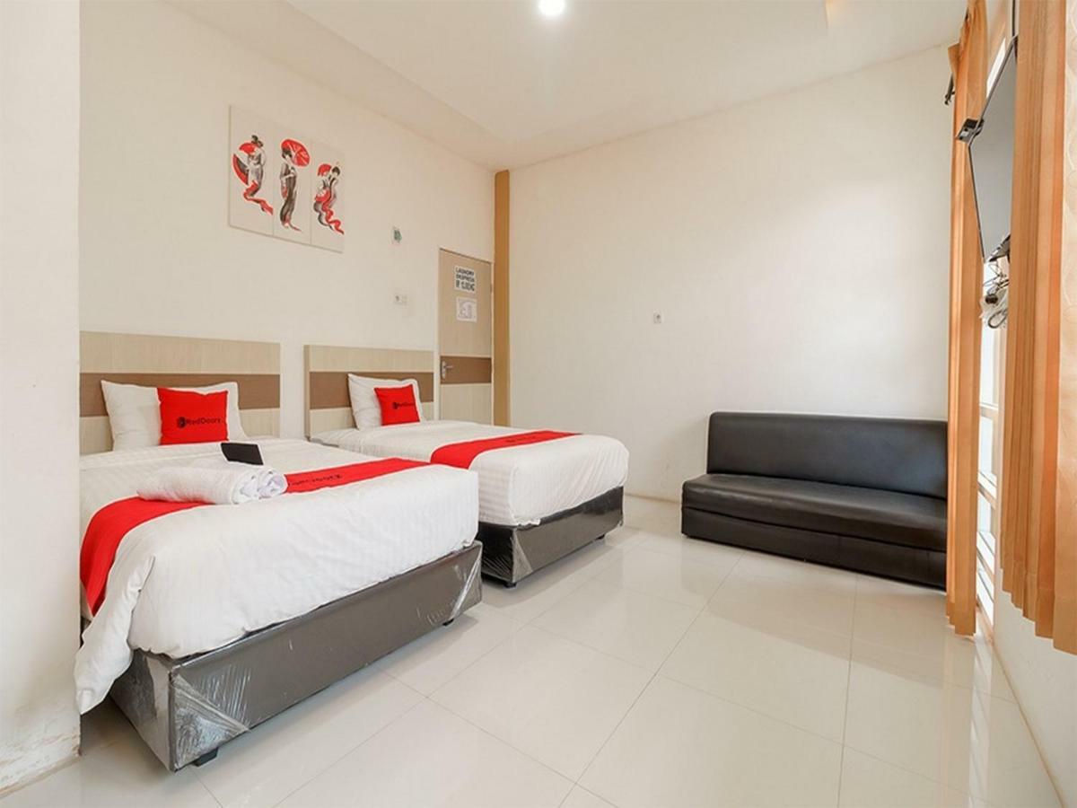 Reddoorz At Tara Homestay Palembang Exterior foto